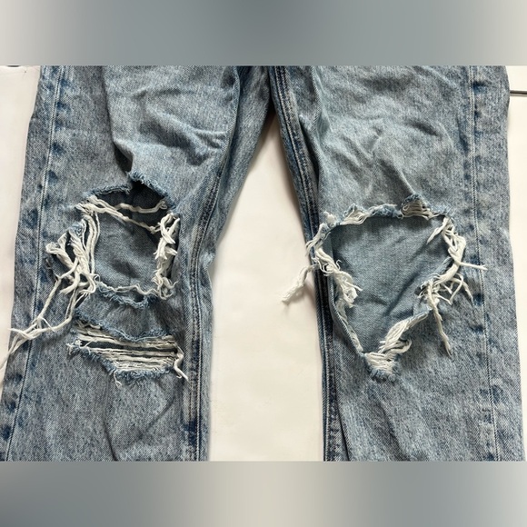 American Eagle Mom Straight Jean Distressed Light Blue Jeans Women’s Size 4 - Picture 2 of 15